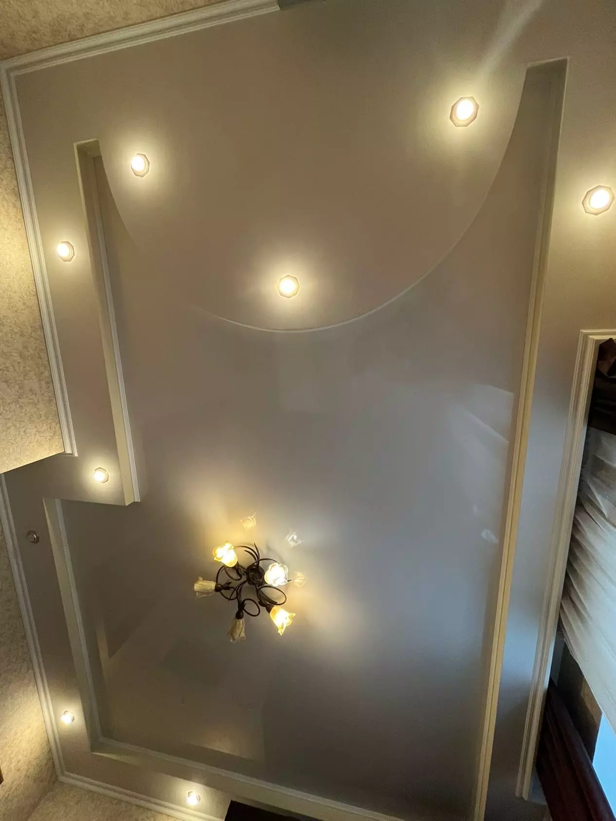 Многоуровневый натяжной потолок с точечными светильниками